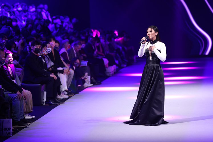 艾怡良在永續時尚發表大秀中場演唱時，身穿NIKI YEH葉佳靜洋裝。記者王聰賢／攝影