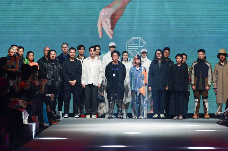 (前排左起）台北時裝周「永續時尚」開展的品牌設計師JUST IN XX、DYCTEAM、#DAMUR、WEAVISM織本主義、Claudia Wang與oqLiq合影。圖／台北時裝周提供