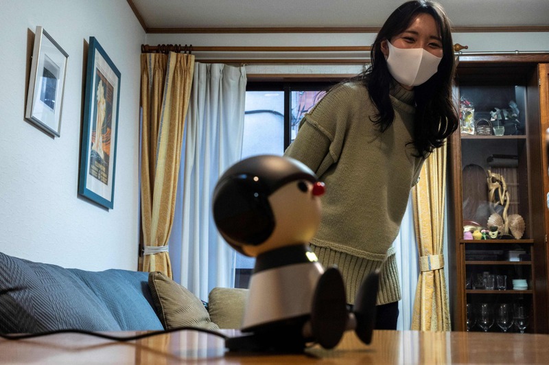 浜浦娜美參加了山葉公司的機器人Charlie上市前測試，緩解在家工作的孤獨感。 法新社