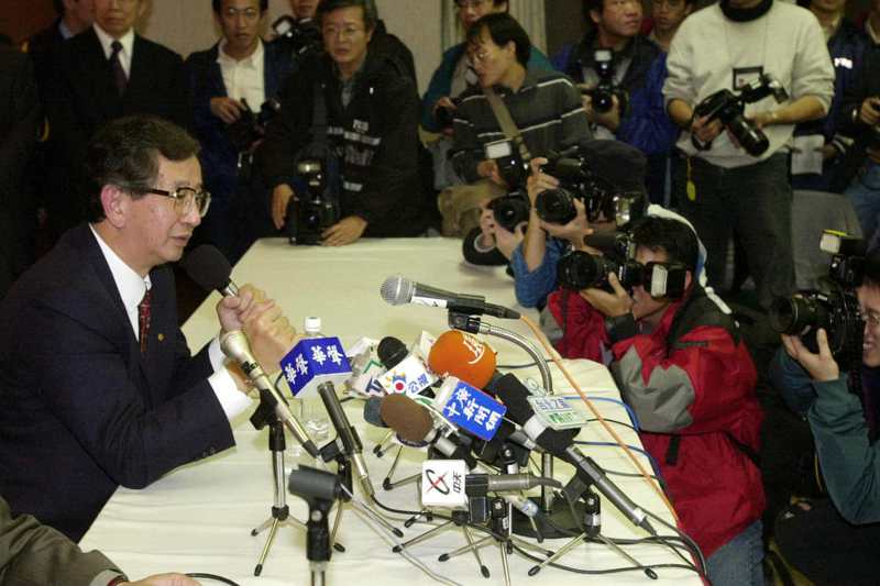 中研院院長李遠哲舉行記者會說明將辭去院長職務，吸引眾多媒體採訪。圖／聯合報系資料照片