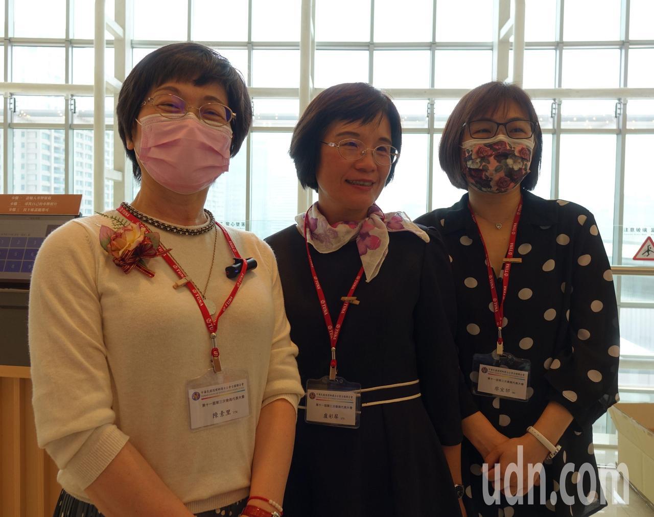 部桃護理部主任陳素里（左）和兩位護理師今天到高雄參加中華民國護理師護士公會全國聯合會會員代表大會。記者楊濡嘉／攝影