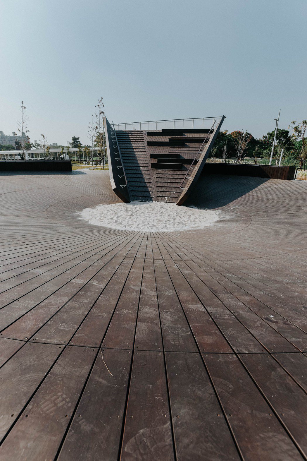 屏東縣民公園再利用舊紙廠許多遺構，這原本是曝氣沈澱池。記者吳致碩／攝影