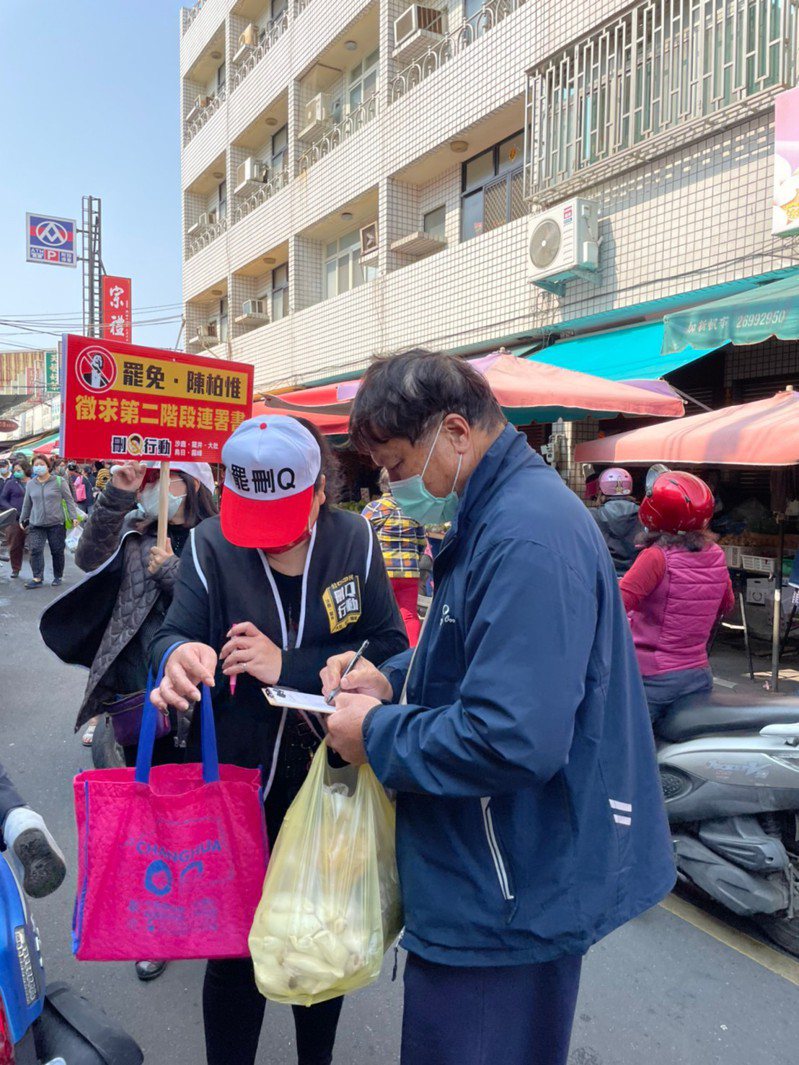 「刪Q總部」今日到沙鹿及大肚菜市場掃街，上午就獲得逾500份連署書。圖／刪Q總部提供