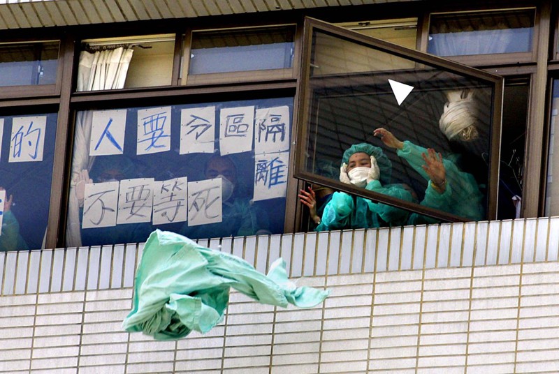2003年台灣在SARS疫情期間，和平醫院SARS疫情持續升高，B棟7樓的病患家屬不滿被隔離，丟床單抗議。圖／聯合報系資料照片