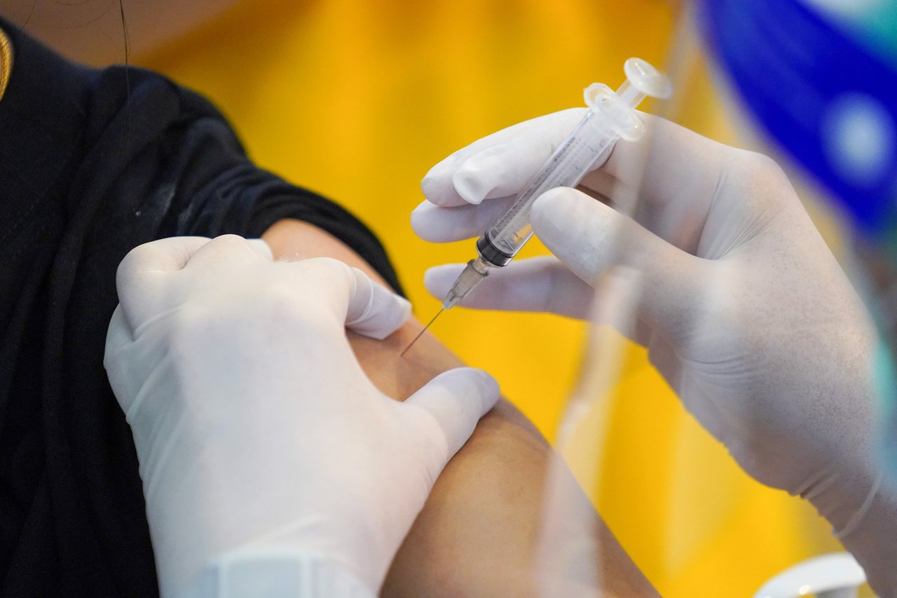 防疫專家說，國產疫苗很難找到可完成第三期試驗的場域。