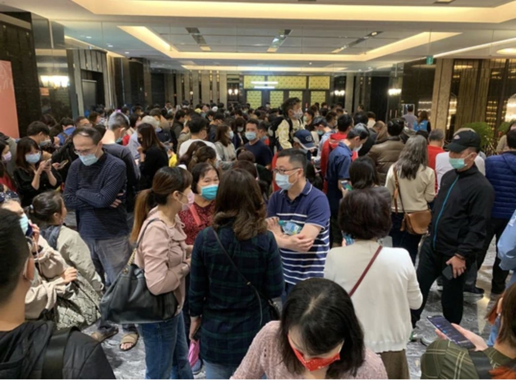 台南高鐵預售建案「明日讚」前天在歸仁區飯店內抽籤，網路上流傳著千人搶房的照片。圖...