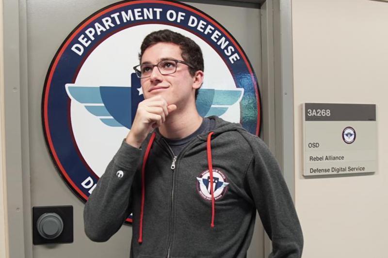 當年年僅17歲的芝加哥青年凱柏（Jack Cable）在「入侵空軍」比賽中脫穎而出， 一人就抓出超過30個漏洞，勇奪比賽第一名，還是高中生就擁有軍事等級的駭客身手。圖／取自U.S. Digital Service