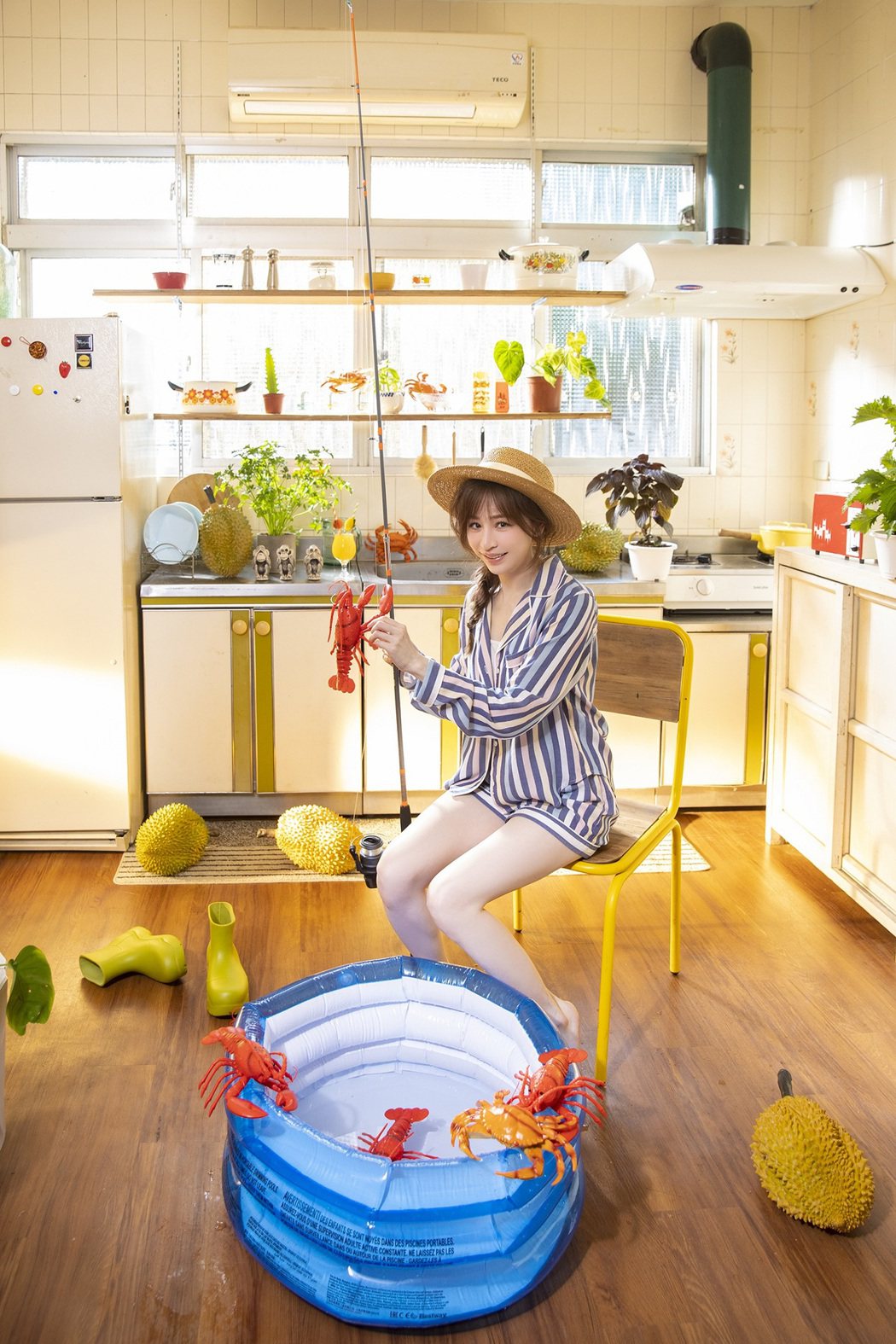 王心凌在「心靈的冒險」MV釣龍蝦、榴槤，相當Kuso。圖／環球音樂提供