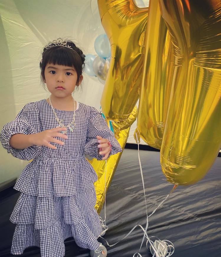 波妞過4歲生日扮成公主。圖／摘自臉書