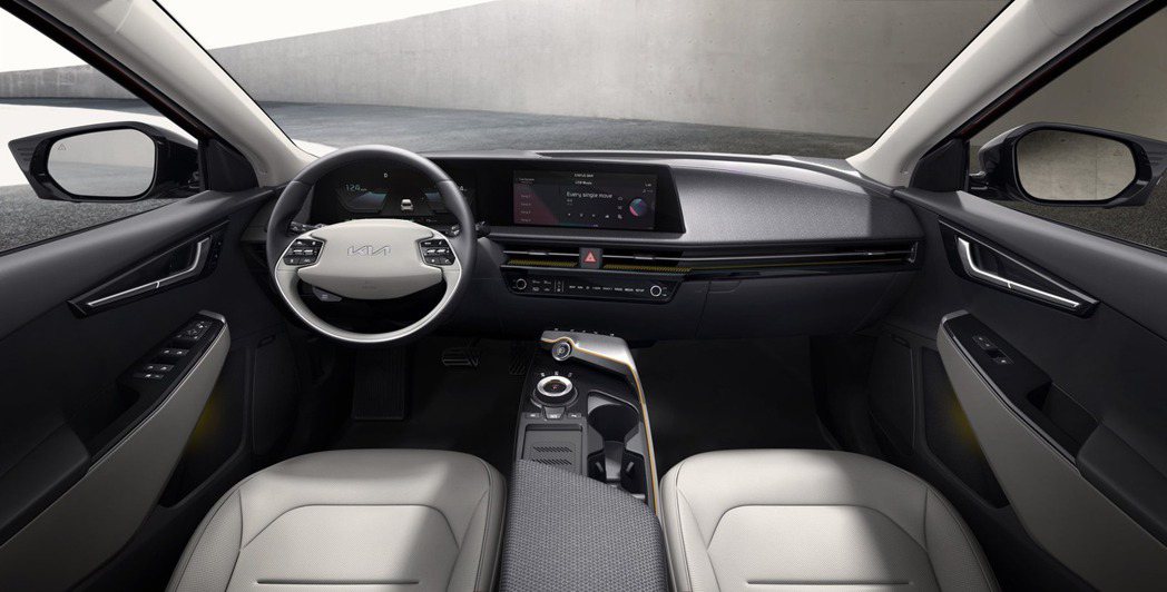 全新Kia EV6車內與全新K8房車相同，皆採用了曲面螢幕設計。 摘自Kia
