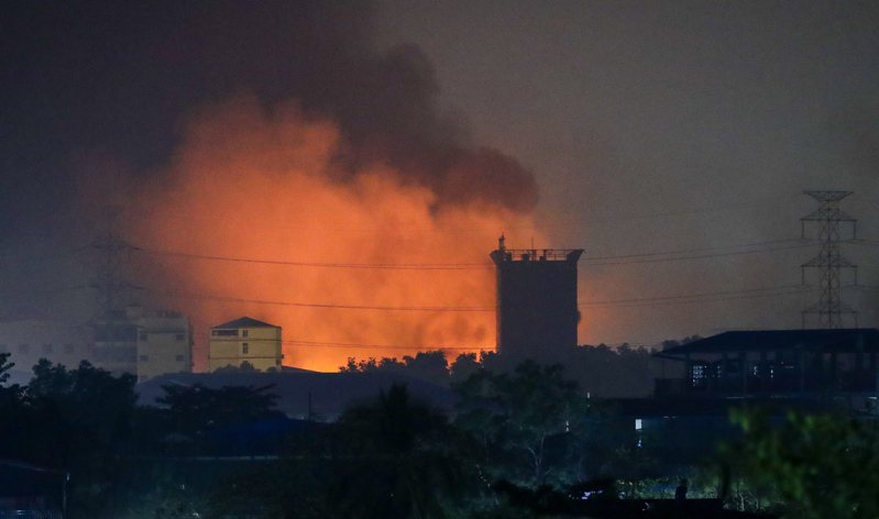 缅甸仰光莱达雅工业区的陆资工厂遭人纵火，十五日清晨可见到火光冲天。 （欧新社）