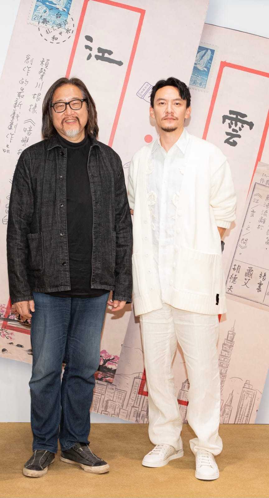 張震（右）與導演賴聲川（左）在舞台劇「江／雲•之／間」合作愉快。圖／澤東提供