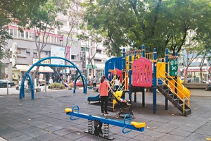 許多公園的兒童遊戲場恐不符合安全標準，暗藏危機。圖／聯合報系資料照片