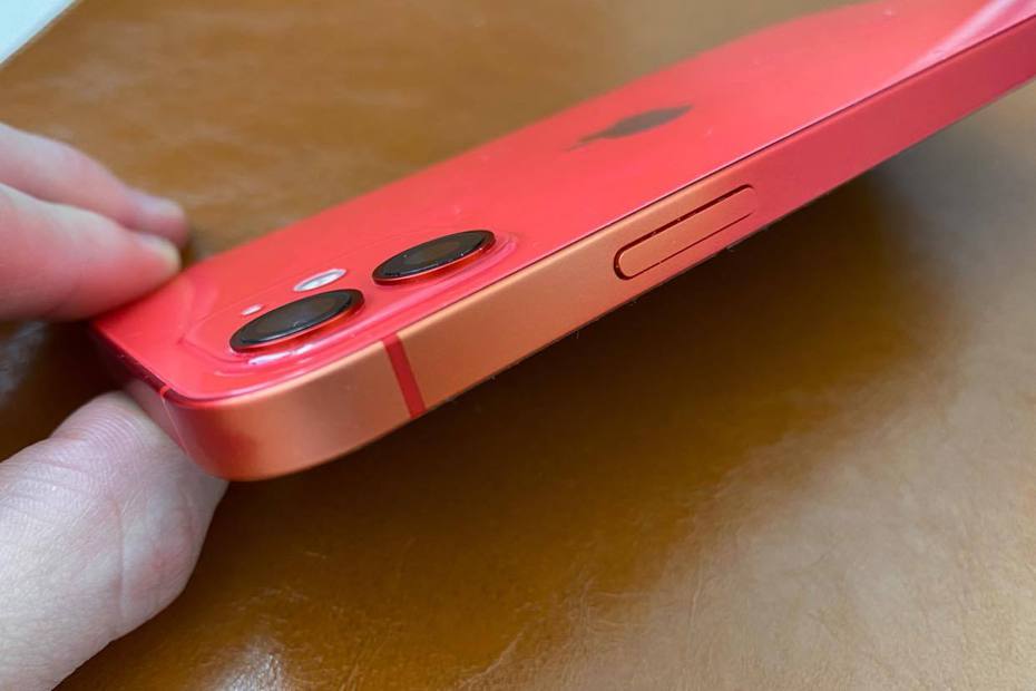iPhone 12的鋁金屬邊框出現褪色。 圖擷自Svetapple