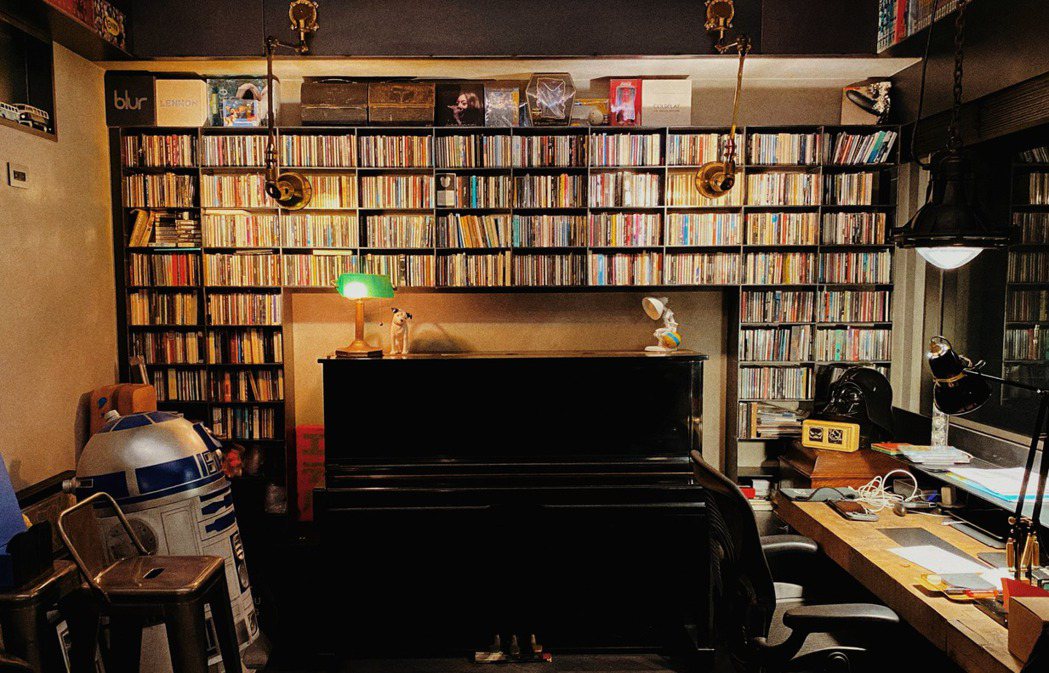 瑪莎家裡的工作室，上百張專輯收藏，那個總是省下零用錢買唱片、一頭栽進的音樂世界。...