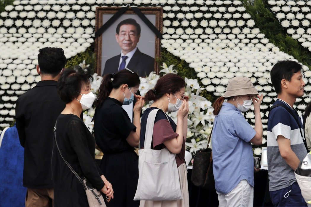 許多人對朴市長輕生感到錯愕與惋惜，有萬名民眾前往獻花弔念，隨後卻引發「贊成追悼」...