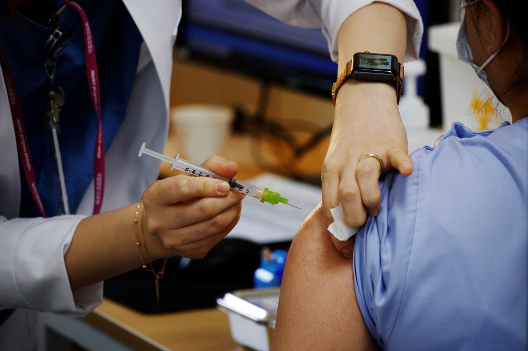 台灣本月初首次引進AZ疫苗。圖／路透社