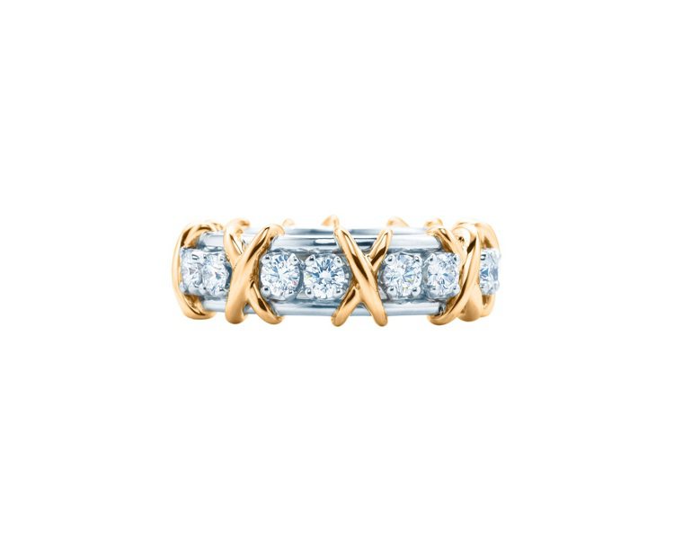 女星辛西婭艾利沃配戴Tiffany Jean Schlumberger十六石鑽石戒指，約35萬6,000元。圖／Tiffany提供