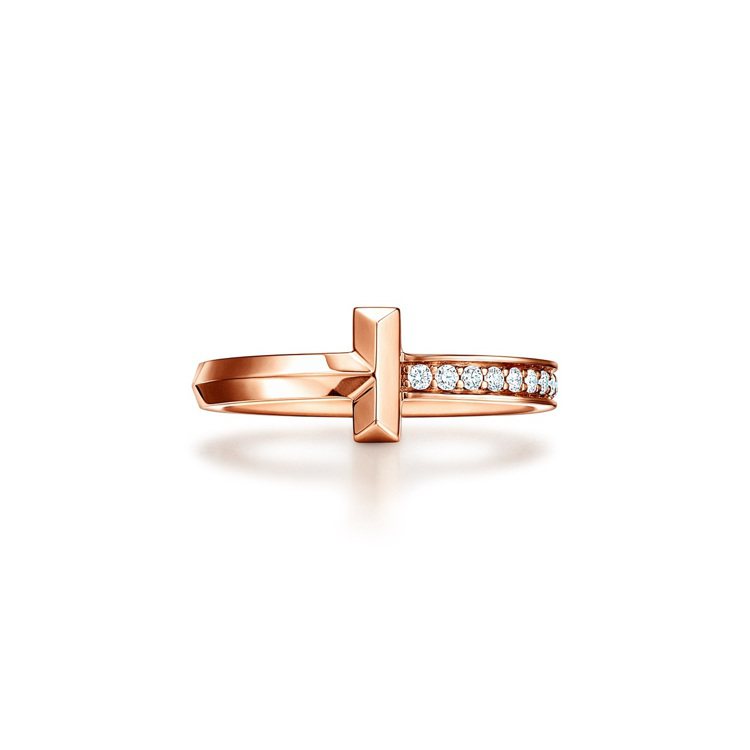 歌手荷兒貝利配戴的Tiffany T1 18K玫瑰金窄版鑲鑽戒指，60,000元。圖／Tiffany提供