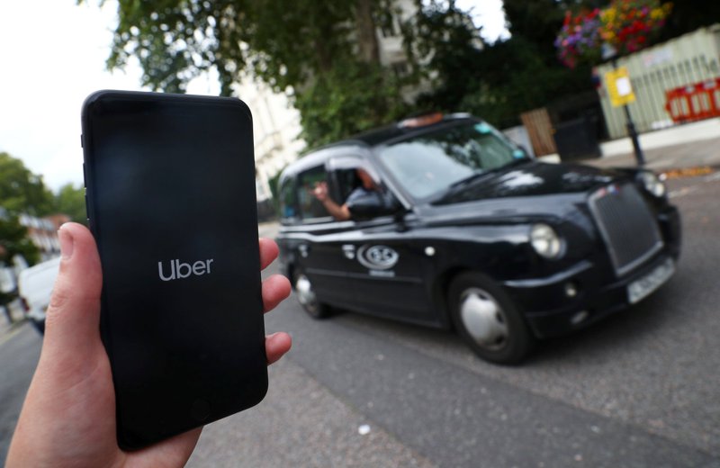 叫車平台Uber同意將英國的7萬名駕駛列為公司的勞工（worker）。圖為一名倫敦人用Uber叫車。路透