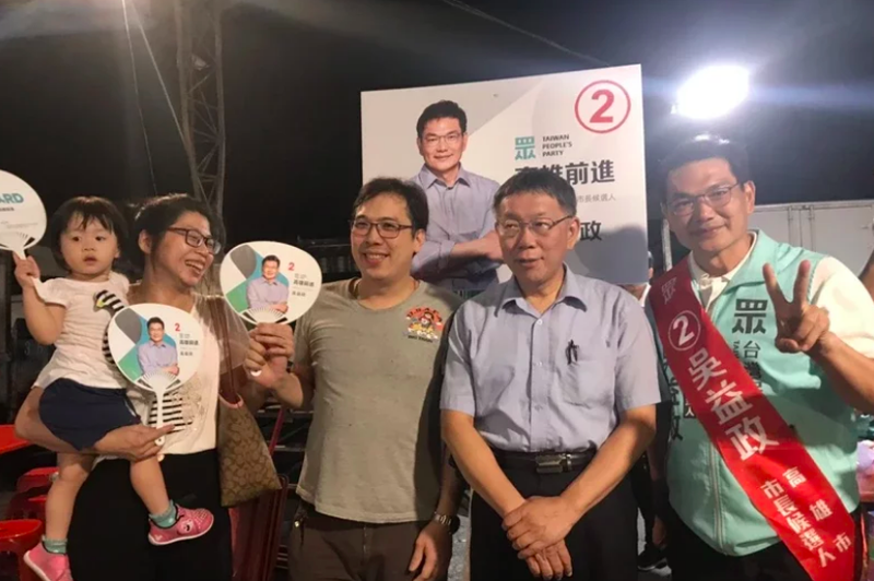 台北市長柯文哲先前到高雄輔選，陪同候選人吳益政拜票。圖／聯合報系資料照片