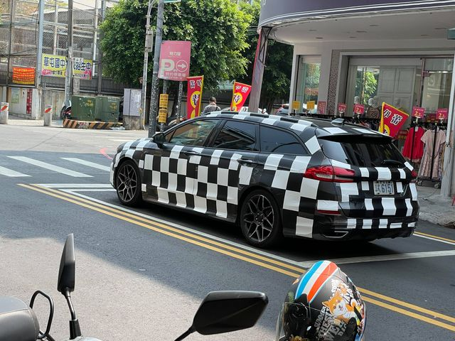 網友拍攝的疑似Ford Mondeo Wagon ST-Line車款現蹤台灣道路。 摘自網路