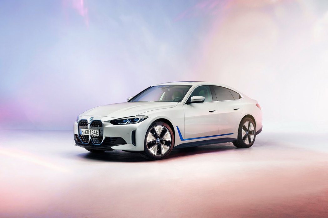 全新純電車BMW i4最大續航距離可達590公里。 摘自BMW