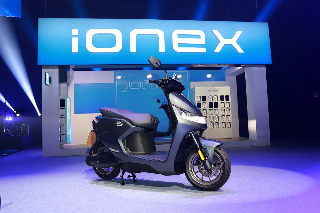 全球機車專業品牌光陽工業（KYMCO）發表「全面超越」的Ionex 3.0，推出四款同時擁有充電版與換電版可供消費者選擇的白牌125c.c.等級全新智慧型電動機車。 記者張振群／攝影
