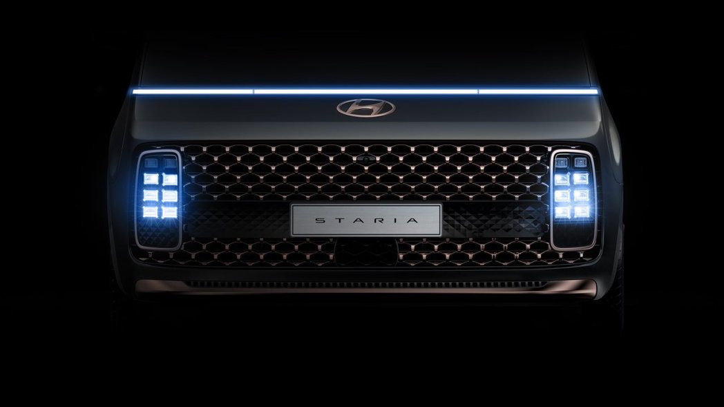 Hyundai Staria車頭上的貫穿式LED日行燈相當搶眼。 摘自Hyund...