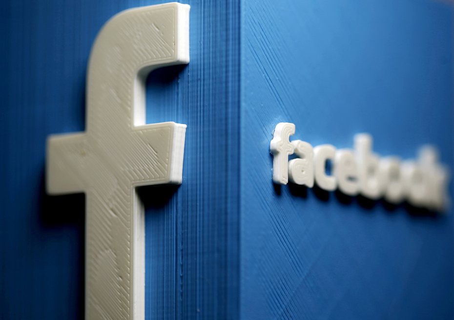 Facebook 今（18）日宣布，要更新「社團安全措施」，包含推薦用戶安全的社團、減少違規社團被優先推廣的方式，以及針對違規用戶和社團的新規定，將於未來幾個月內推出。 圖／路透社