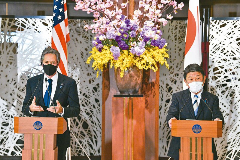 美國國務卿布林肯（左）與日本外務大臣茂木（右）安全會談後，在東京飯倉招待舉行聯合記者會。美聯社
