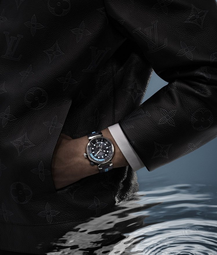 路易威登Tambour Street Diver天際藍腕表，44毫米藍色PVD搭配不鏽鋼雙色表殼、自動上鍊機芯，22萬2,100元。圖／路易威登提供