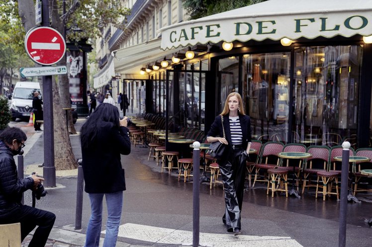 香奈兒11.12包最新形象廣告拍攝地點選在巴黎聖日耳曼德佩區。圖／香奈兒提供
