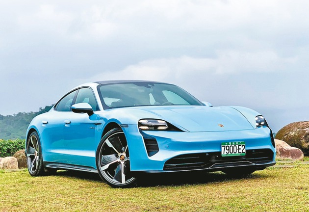 披著金屬冷冽藍的稀有車色，Porsche Taycan 4S即使靜止中仍難掩其躍然本色。圖／陳志光