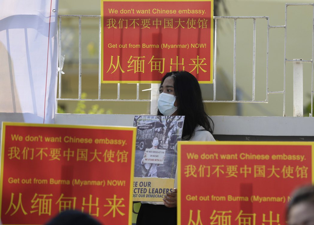 中國大使館前抗議的示威者。 圖／路透社
