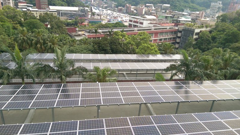 基隆標租57所國中小裝太陽能板，節能發電改善頂樓悶熱。圖／基隆市政府提供