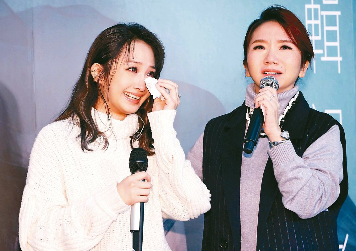 朱俐靜（左）發片記者會自爆罹患乳癌，主持人陶晶瑩聽聞也心疼哽咽。
記者杜建重╱攝影