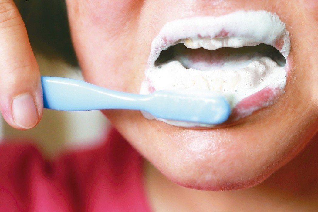 刷完牙用清水漱掉牙膏泡泡，錯！錯！口腔照護專家表示，使用1000ppm以上含氟牙膏後，要讓口內的氟離子濃度維持，最標準的作法是「不要漱口」。本報資料照片