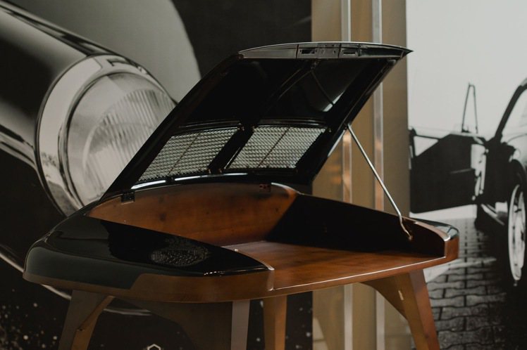 MOT台北門市展出超跑藝術家具Mobellio的作品，圖為全球首度曝光的911 Desk prototype 書桌。圖／明日選品MOT SELECT提供