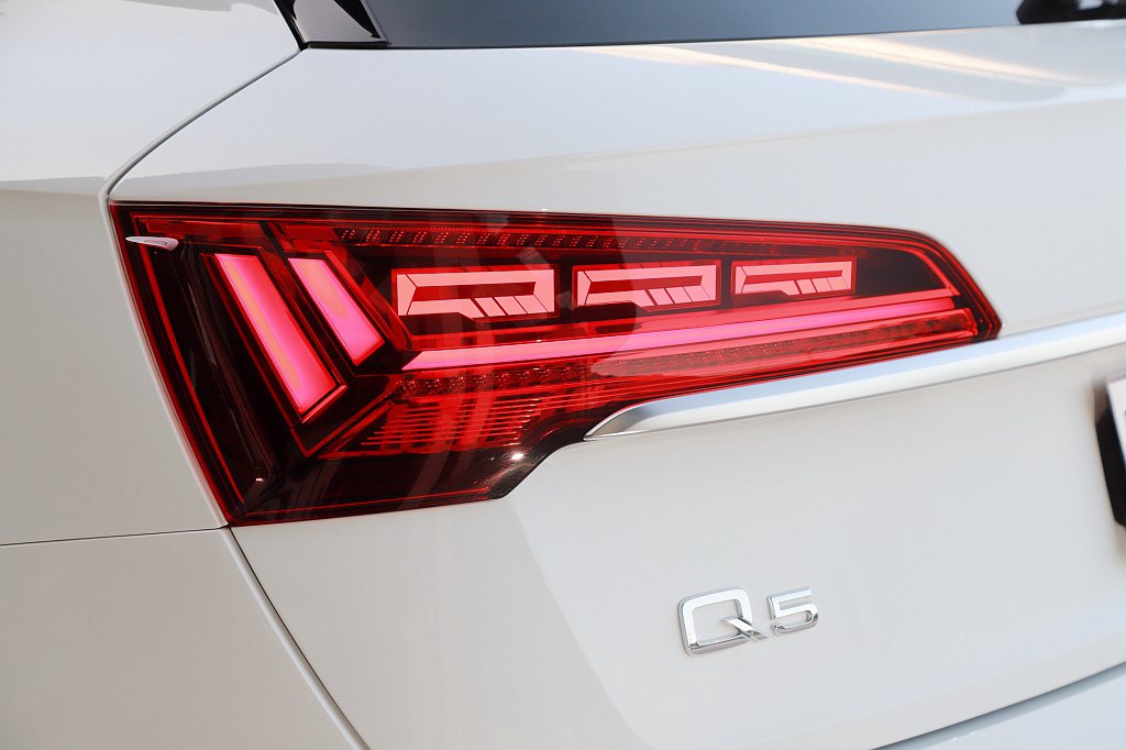 最新的OLED尾燈更是Audi Q5 45 TFSI quattro Editi...