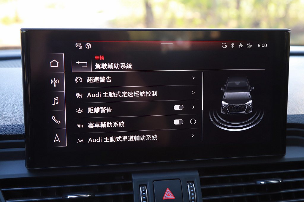 行車安全科技輔助方面，小改款Audi Q5依舊將公路行車輔助套件，與都會行車輔助...