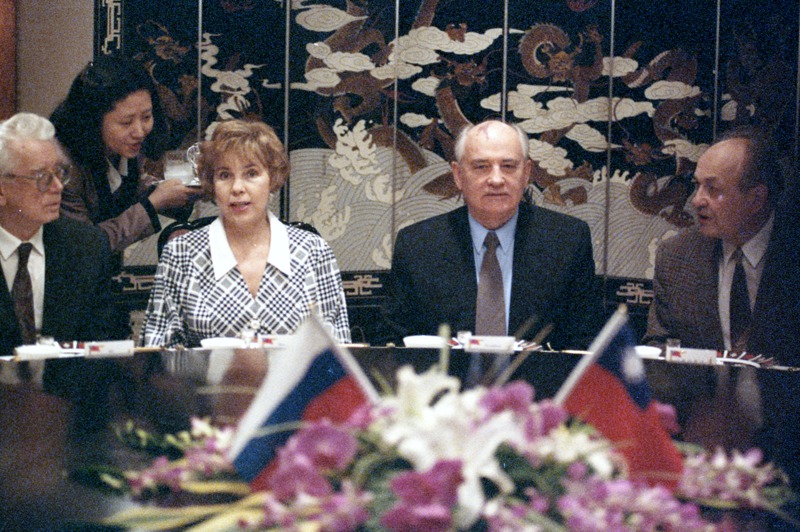 1994年3月20日，前蘇聯總統戈巴契夫（右二）及夫人蕾莎（左三）接受聯合報系創辦人王惕吾的晚宴款待。圖／聯合報系資料照片