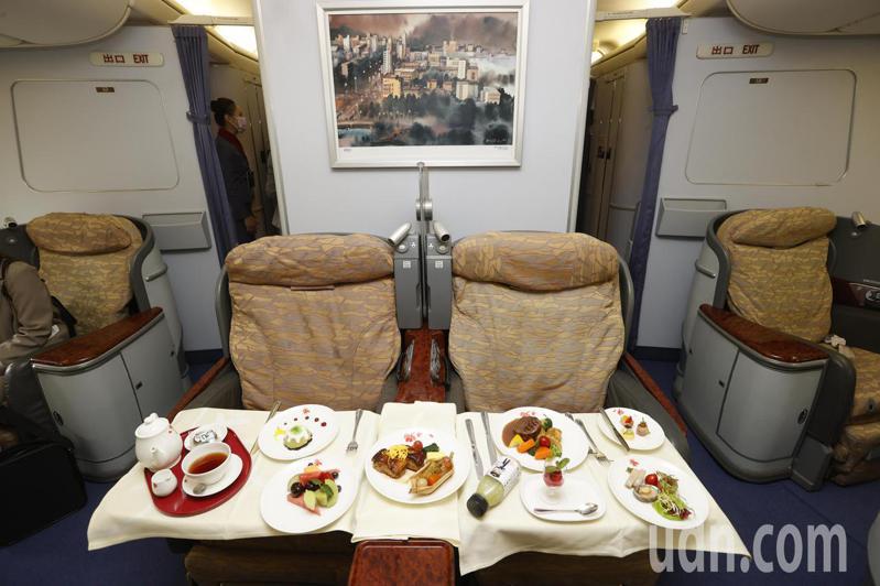 全球最後一架波音747－400客機上午最後巡禮， 頭等艙提供豪華的餐點。 記者鄭超文／攝影