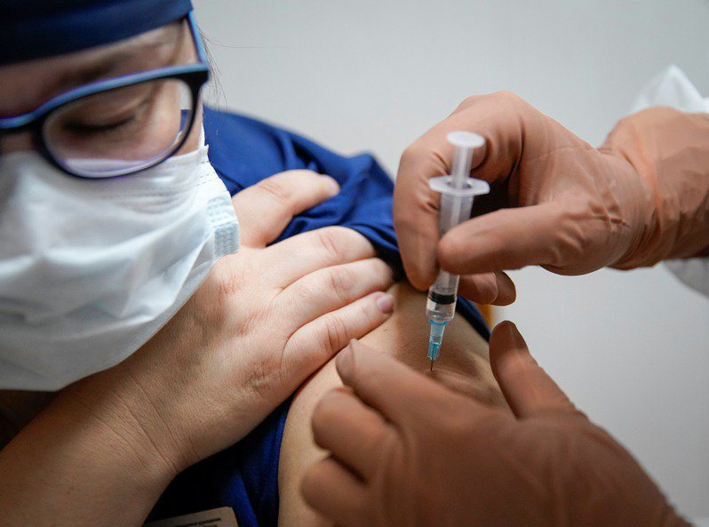 11.7萬劑AZ疫苗下周一開打，只要四招、2分鐘就能「雇用」健康回報小幫手，疾管署在Line聊天機器人「疾管家」新建立COVID-19疫苗接種後健康回報系統「Taiwan V -Watch」。路透