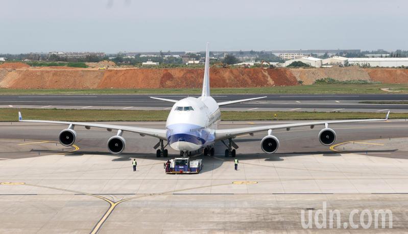 全球最晚生產的波音747-400客機今天進行最後的飛行巡禮。記者鄭超文／攝影