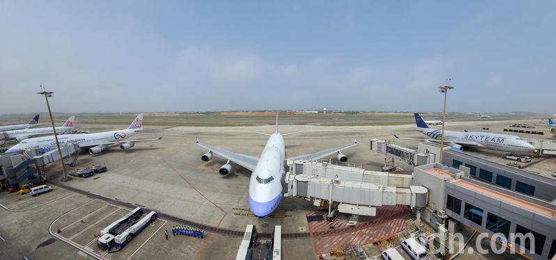 全球最晚生產的波音747-400客機今天進行最後的飛行巡禮，華航特別舉辦「后翼起飛微旅行」，航機後推時，特別安排60周年彩繪機及Skyteam彩繪機兩架747-400客機在旁歡送。記者鄭超文／攝影