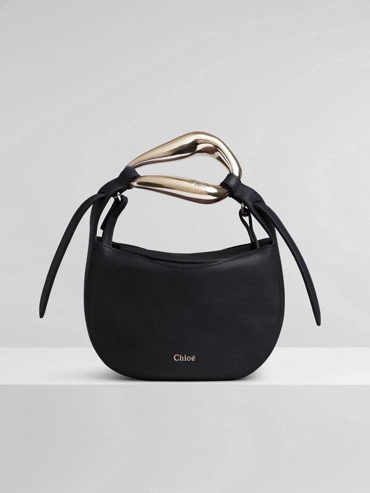 Chloé Kiss深海藍肩背提包，51,600元。圖／Chloé提供