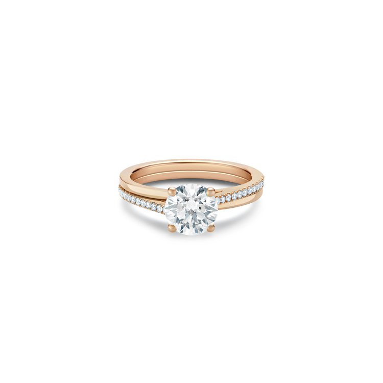 The Promise 18K玫瑰金圓形明亮式鑽石戒指，主鑽1克拉起，約40萬5,000元起。圖／De Beers提供