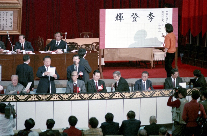 國民大會在凝重但尚稱平和的氣氛中，順利選出中華民國第8任總統。圖／聯合報系資料照片