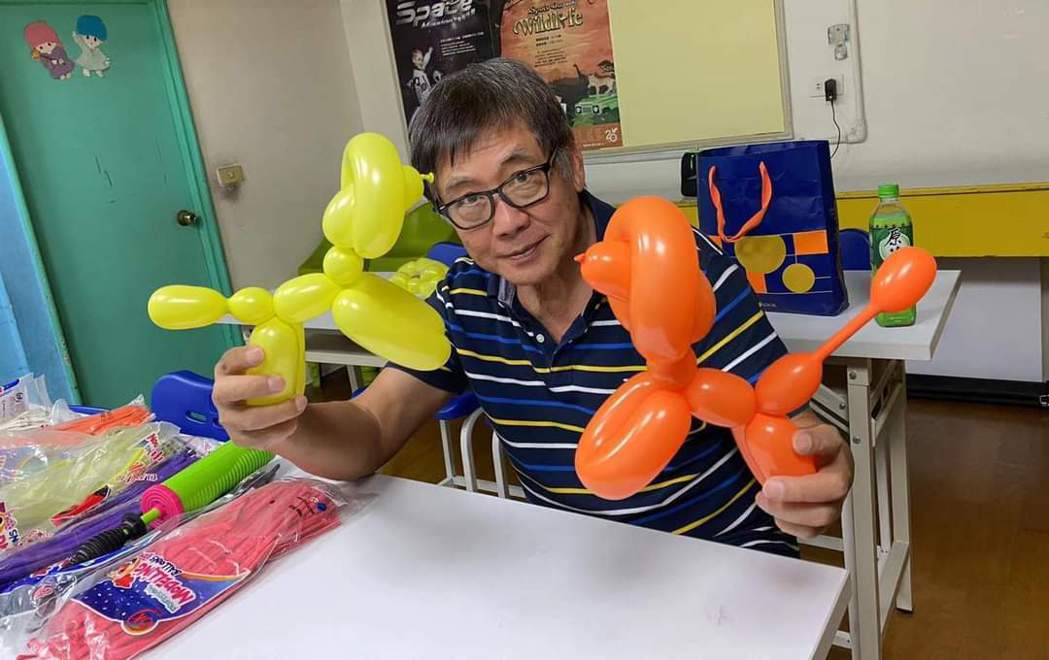梁修身為了孫子學折氣球。圖／摘自臉書